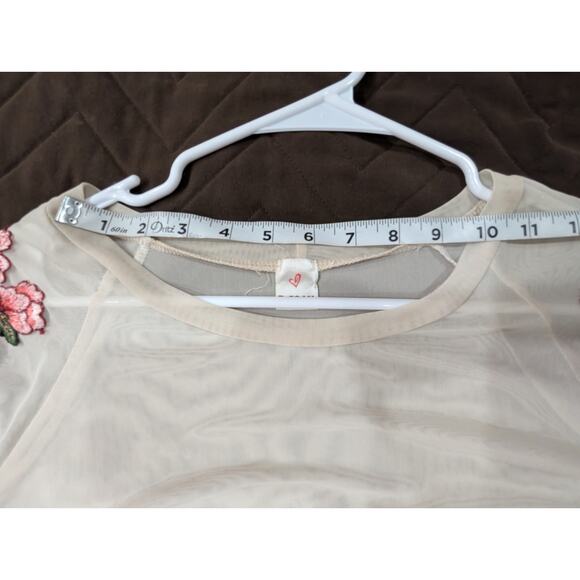 Pretty semi sheer cream short sleeve top w/rose applique embellishments size M - Picture 6 of 9